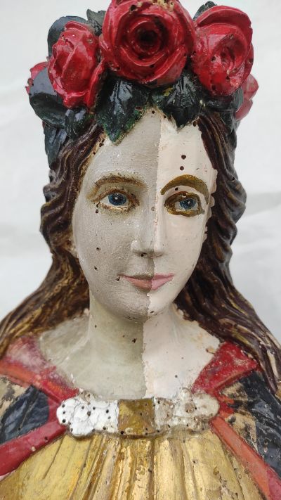 Rzeźba Św. Rozalii w trakcie usuwania przemalowań. Rzeźba od czas&oacute;w jej powstania została kilkakrotnie przemalowana. Zidentyfikowano kilka nieautorskich i nieoryginalnych powłok malarskich, kt&oacute;re zostały usunięte. Fot. ze zbior&oacute;w autorki